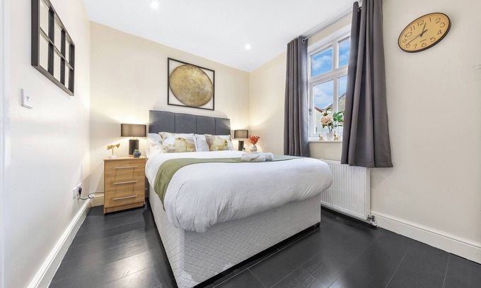 High Barnet Apartment | Stunning 1-Bed Flat- London City-Sleeps 4- Parking Available- Book Instantly!