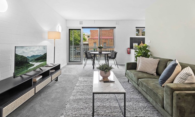 Parkville Apartment | Stunning 1-Bed Ground Floor Unit with Front Yard