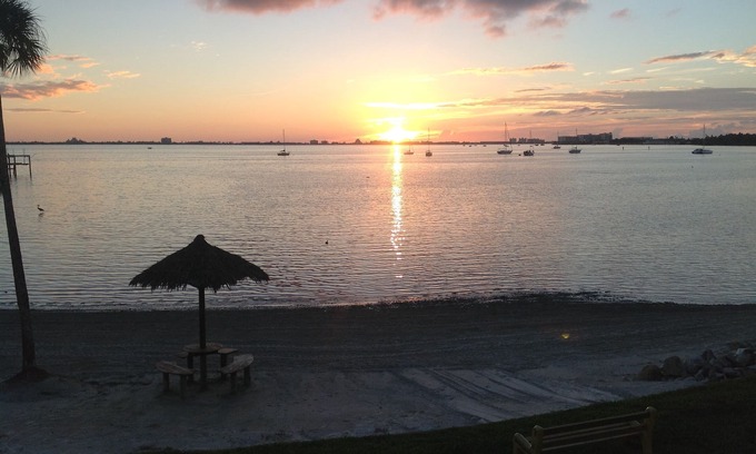 Bayview Condo | Stunning 1 Bed Ocean/Beachfront Condo with GREAT Reviews.