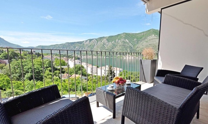 Dobrota Apartment | Stunning 1-Bedroom Apartment in Kotor