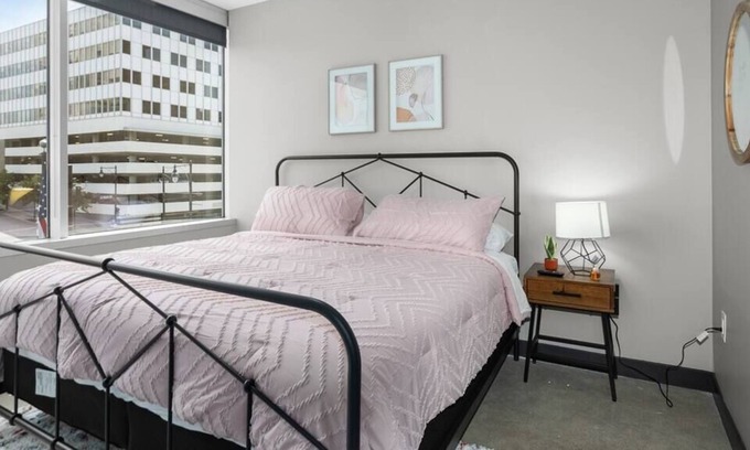 Downtown Kansas City Apartment | Stunning 1 Bedroom KING Downtown KC w/ GYM on Main