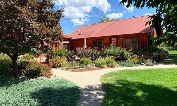 Palisade House | Stunning 100-acre Riverfront Ranch & Orchard, Close to Wineries, Amazing Views.