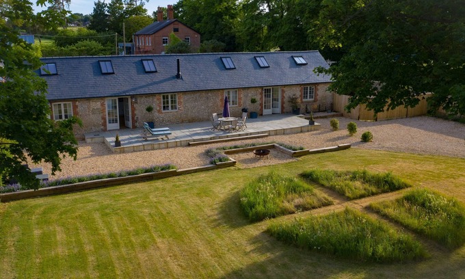 Winchester House | Stunning 19th century barn conversion in gorgeous Hampshire countryside