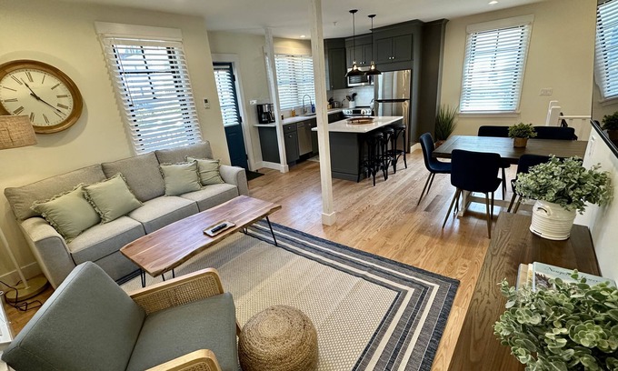 Yachting Village Hotel | Stunning 2 Bed/1.5 Bath/Pullout sofa/Dog Friendly/Private Deck/Renovated Apartment Downtown