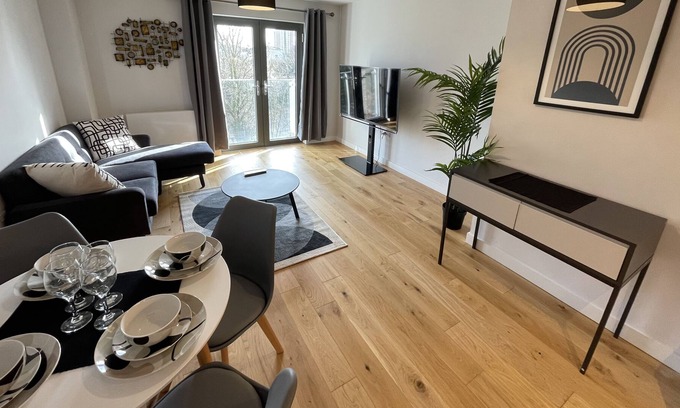 Bristol Floating Harbour Apartment | Stunning 2-Bed Apartment in Bristol with Parking