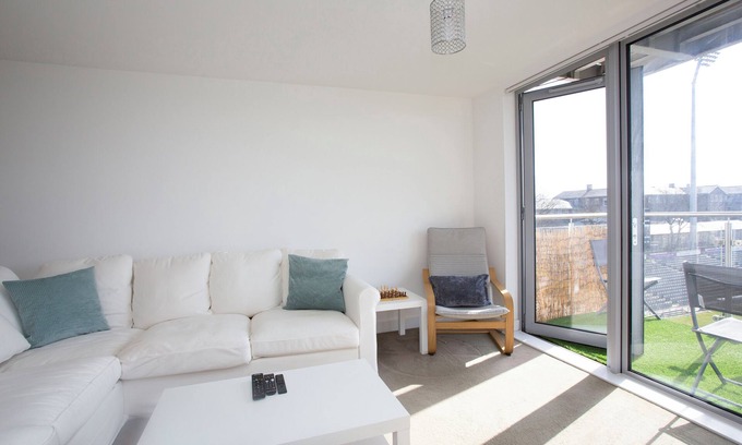 Horfield Apartment | Stunning 2 Bed Flat in Ashley Down + Cricket View