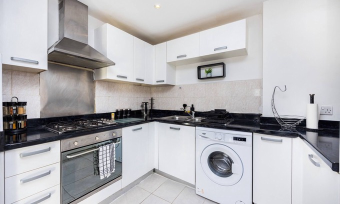 East Ham South Apartment | Stunning 2 Bed Flat With City Viewsn