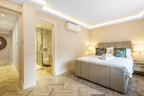 Knightsbridge Apartment | Stunning 2 Bedroom Apartment with Private Balcony and AC