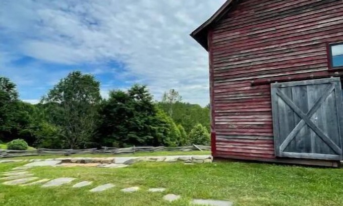 Oakpark House | Stunning 2-bedroom Bank Barn with Indoor Fireplace