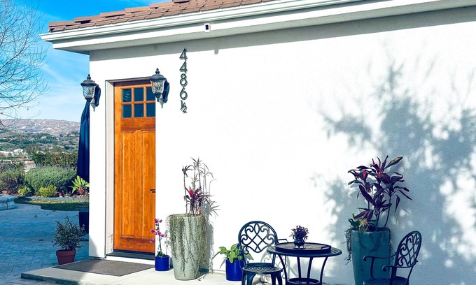 Moorpark House | Stunning 2-bedroom house w/fitness room, outdoor kitchen WiFi in Moorpark