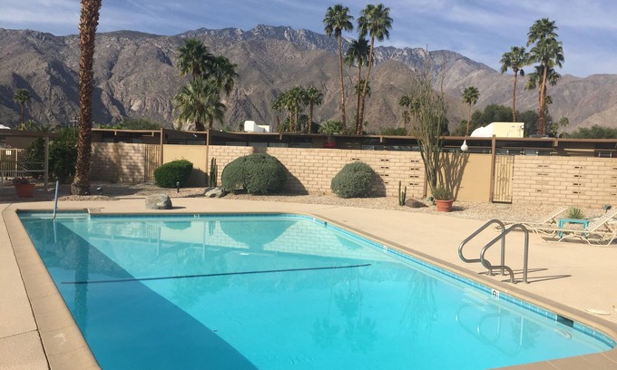 Racquet Club Estates Condo | Stunning 2 BR + Den Condo in Racquet Club Estates Area - Monthly Rental