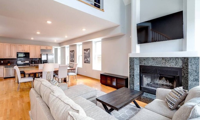 Pulaski Park Apartment | Stunning 2 Floor Penthouse Downtown
