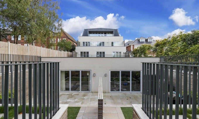 Chigwell Apartment | Stunning 2BA, 2BR, Apt, Desirable Chigwell