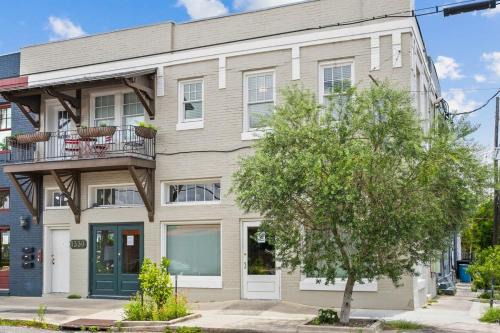 Lower Garden District Apartment | Stunning 2BD luxury apt perfect NOLA location