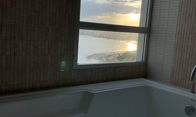Costa del Este Condo | Stunning 2BR Apartment in Costa del Este with Breathtaking Pacific & Canal Views