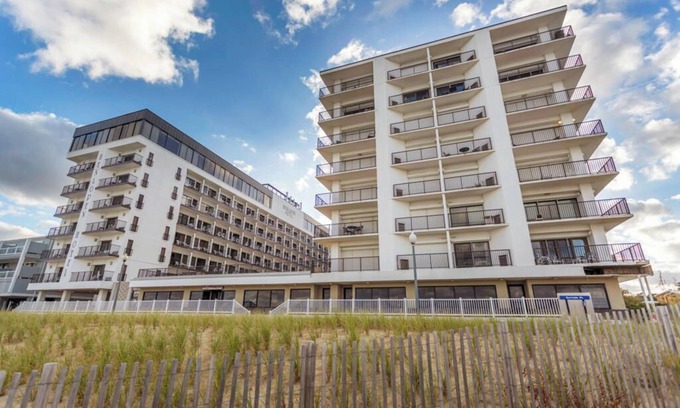 The Pines Condo | Stunning 2BR Condo with Lake/Ocean Views, Rooftop Pool & Parking