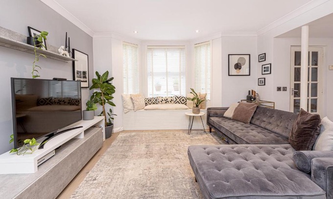 Kilburn Apartment | Stunning 2BR Flat wprivate Garden, Kilburn