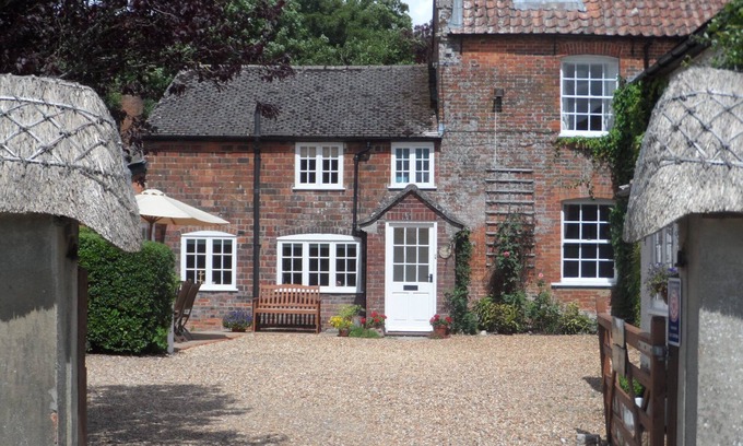 Enford Cottage | Stunning 3 bed/3 bath cottage nr Stonehenge & Bath, Sleeps 6. Walled garden
