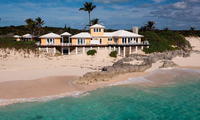 Hope Town House | Stunning 3+ Bed/4-Bath House with Private Dock, Pool & Direct Beachfront Access!