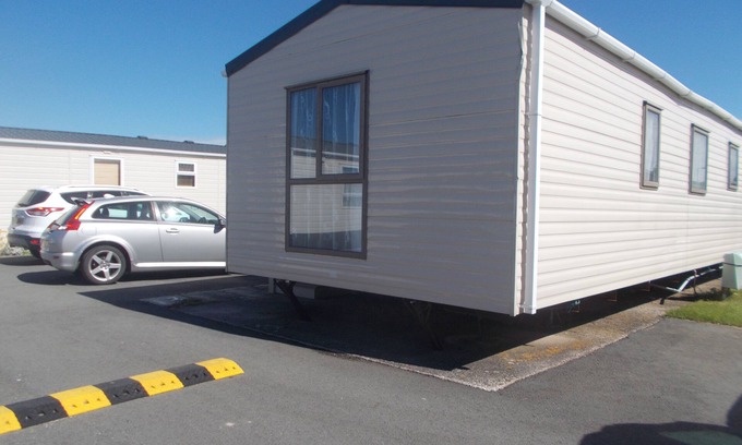 St George Ski Chalet | Stunning 3-Bed caravan in abergele
