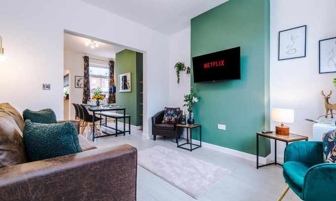 Nantwich House | Stunning 3-bed home in Nantwich by 53 Degrees Property - Amazing location, Ideal for Groups - Sleeps 6