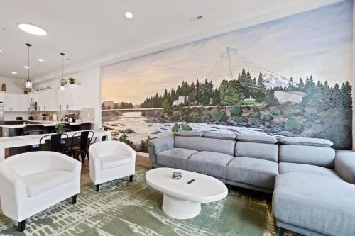 Riverside Apartment | Stunning 3-Bed Retreat in the Heart of Downtown