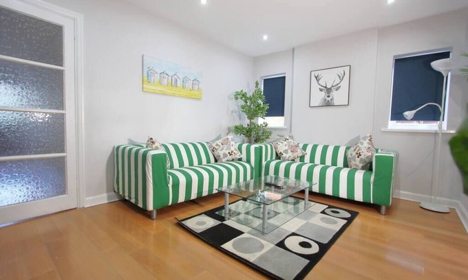 Earley House | Stunning 3 Bedroom 2 Bathroom Bungalow by CozyNest