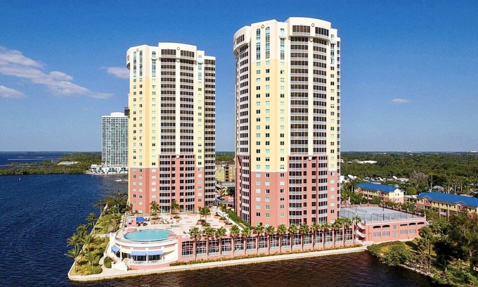 East 1st Street Condo | Stunning 3 bedroom, 2 bathroom condo overlooking the Caloosahatchee River