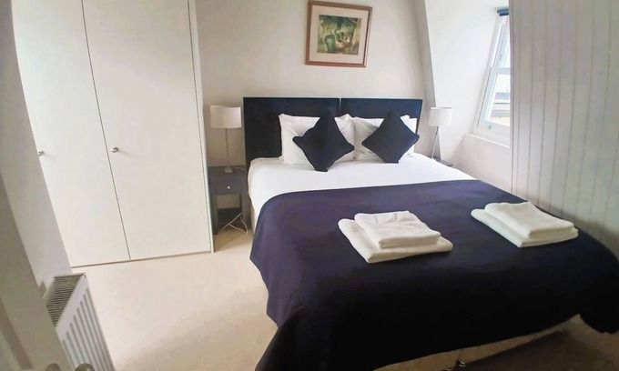 Shaftesbury Apartment | Stunning 3 bedroom, 3 Bathroom home with roof terrace. Central London. Sleeps 6.