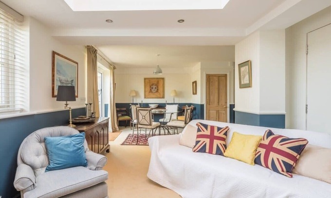 Trumpington House | Stunning 3 Bedroom Home with Terrace & Parking