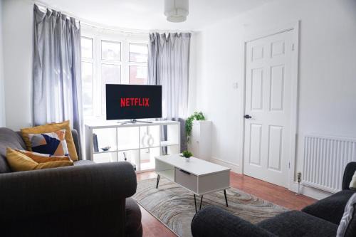 Clayton House | Stunning 3-Bedroom Home, Near Etihad Stadium and Coop Live Arena, Sleeps 7