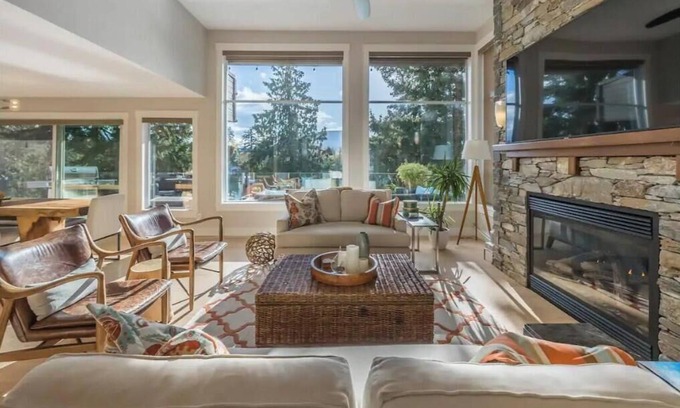 Regional District of Nanaimo House | Stunning 3 Bedroom Lakefront Villa in the City