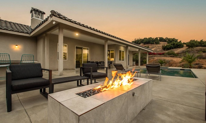 Escondido House | Stunning 3 bedroom with Pool/Hot Tub/Game Room