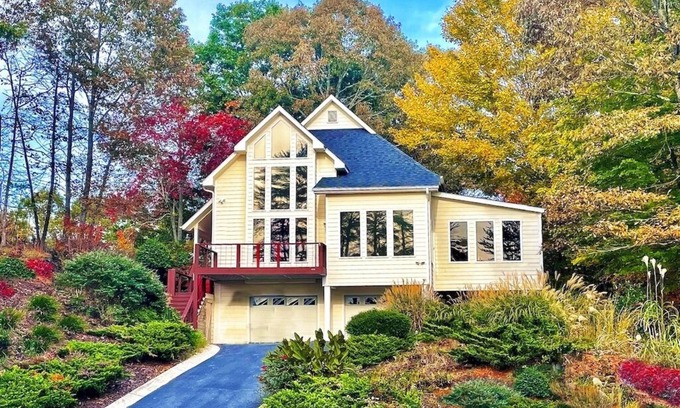 Helen Ski Chalet | Stunning 3 Level Chalet, 3 Miles to Helen, Mountain Views, Fire Pit, Pool, Golf.