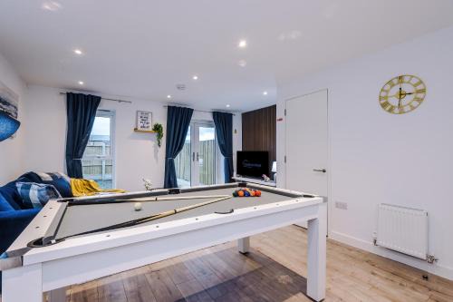 Salford Apartment | Stunning 3 Story Home, 3 x King Size Beds, Pool Table, Free Parking x2, Ping Pong