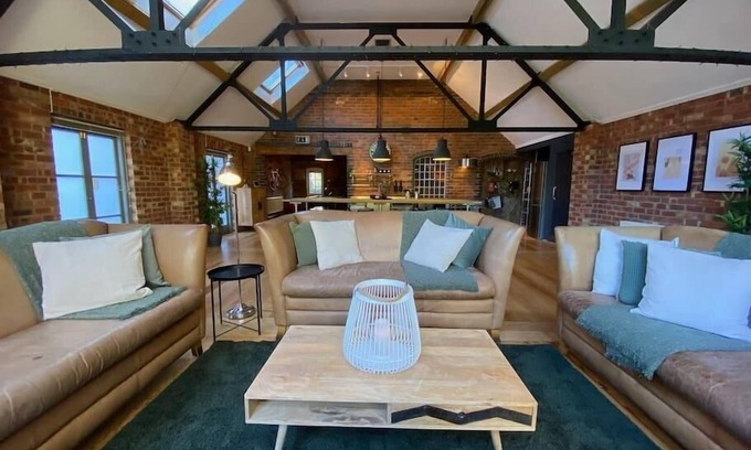 Whitacre Heath House | Stunning 3BD Character House near Coleshill
