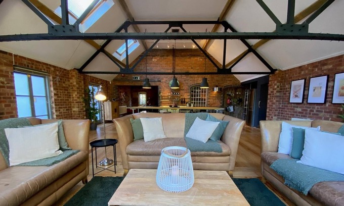 Coleshill House | Stunning 3BD Character House near Coleshill