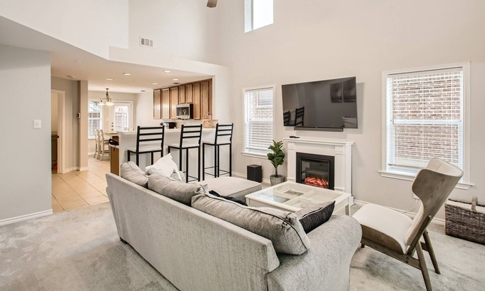Cross Roads House | Stunning 3BD Family Home w/ Community Pool