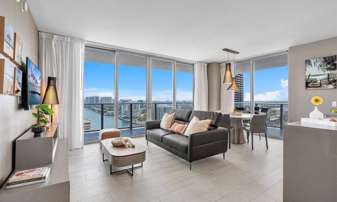 Hollywood South Central Beach Condo | Stunning 3br/2.5ba Walk to Beach