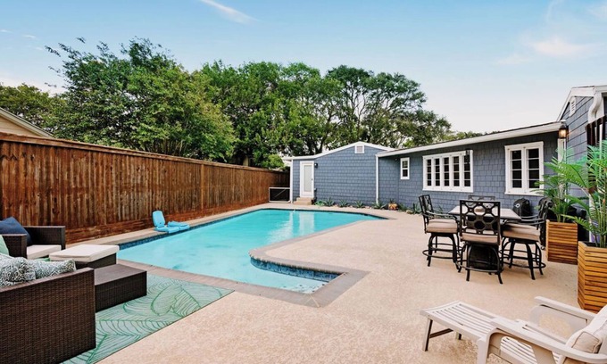 Bay Area House | Stunning 4 BD Historical Home+Pool+Min to Ocean Dr+GuestHouse+Sleeps 8