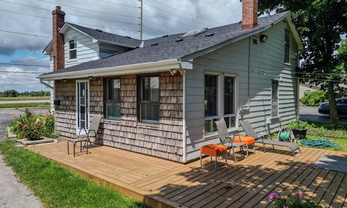 Vaughan House | Stunning 4 Bed 2 Bath Farm Home - On 2.5 Acres - Fully Furnished with WIFI!