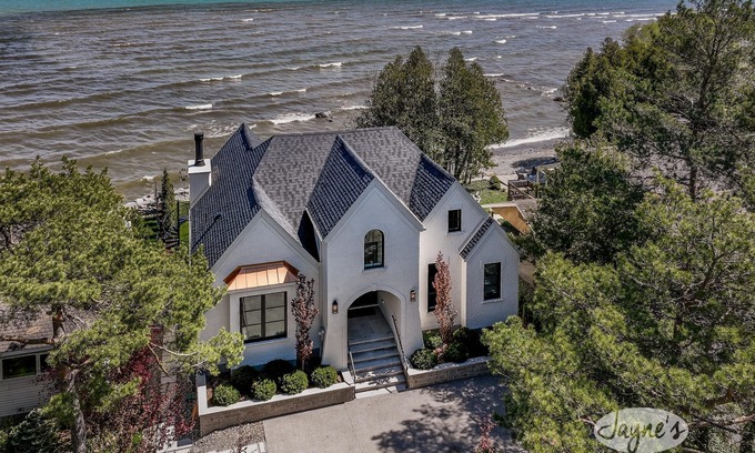 Thornbury House | Stunning 4 bed 5 bath home on Georgian Bay in Thornbury