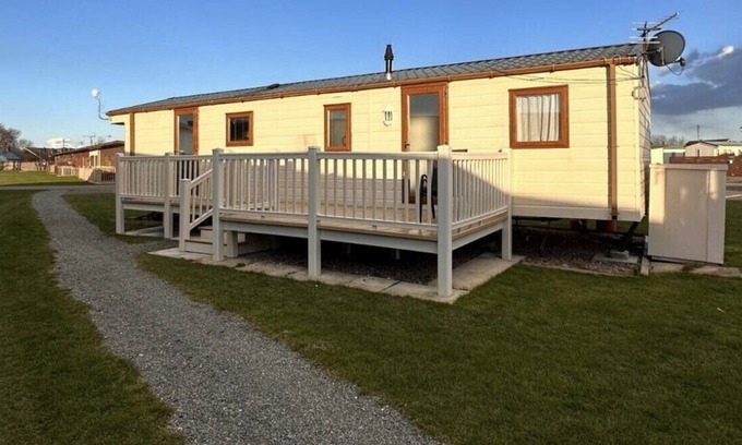 Mablethorpe Apartment | Stunning 4-Bed Caravan in Mablethorpe sleeps 10