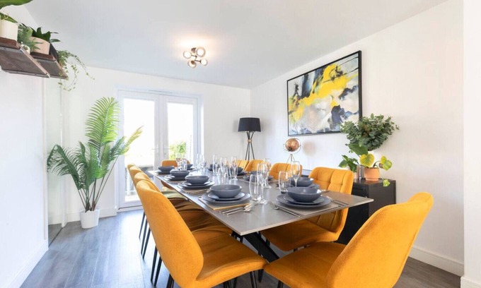 Cheltenham House | Stunning 4 Bed 3 Bathroom Home