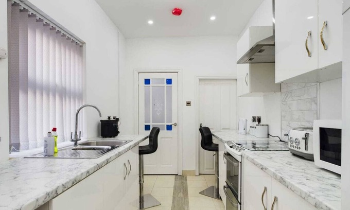 Tunstall House | Stunning 4-Bed House Fully Refurbished Modern