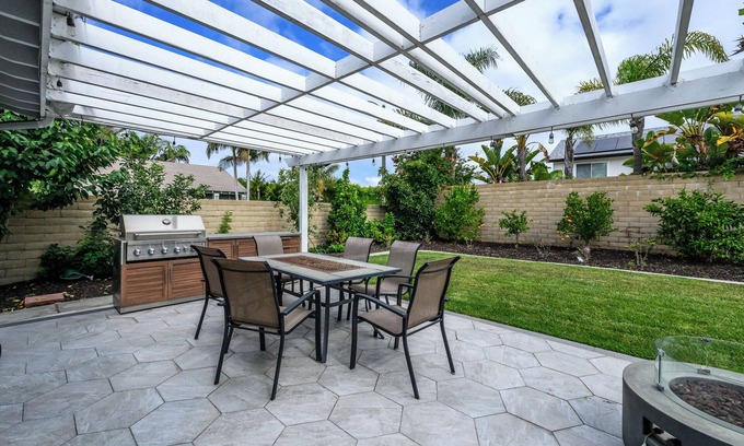 Huntington Beach House | Stunning 4-bedroom house with fantastic backyard