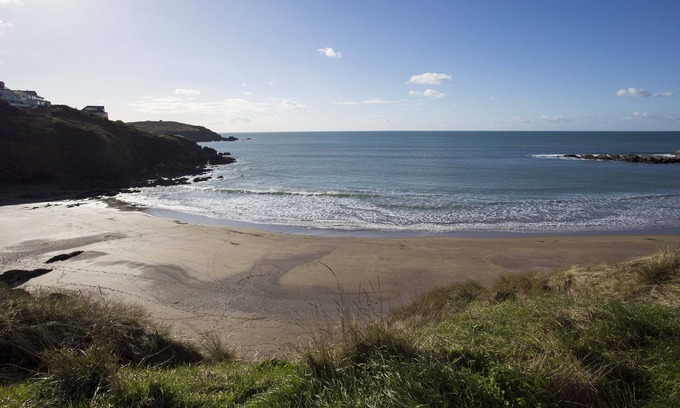 Challaborough House | Stunning 4 bedroom beach house with hot tub and sunbathing roof terrace