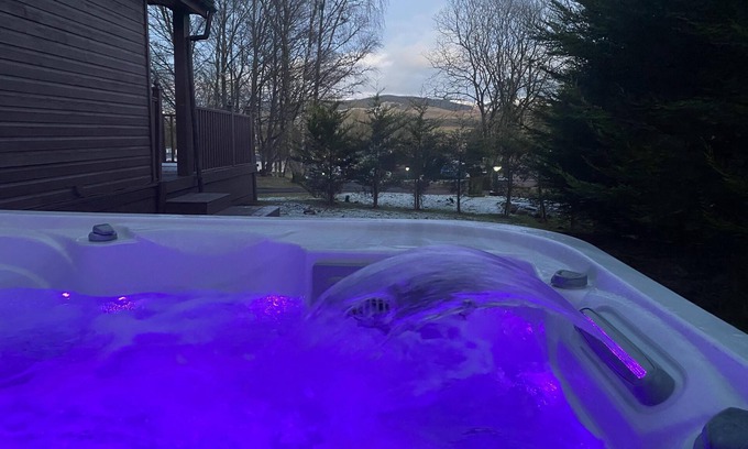 Beattock Cabin | Stunning 4-bedroom Cabin with Hot Tub in Beattock!