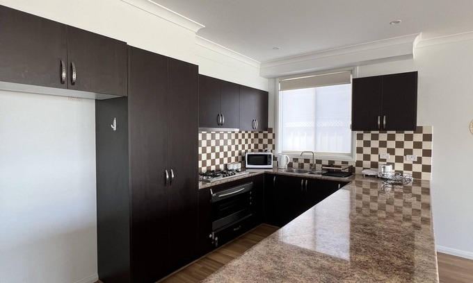 Thomastown House | Stunning 4 bedroom House with 2 bathrooms including full ensuite.
