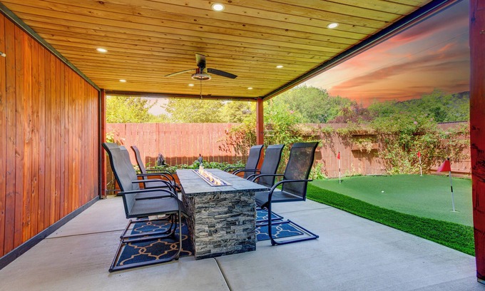 North Plains House | Stunning 4-Bedroom Home with Hot Tub, Sauna, Fire Pit, King Bed, AC, Golf Green!